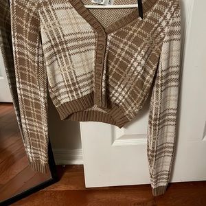 I’m selling a sweater totally new, size xs really cute i never use it